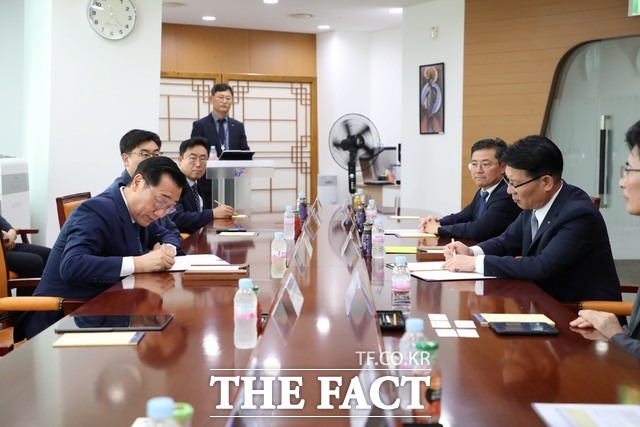 한국농어촌공사와 LX한국국토정보공사가 업무협약을 체결하고 있다./한국농어촌공사