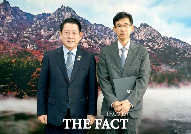 전남도가 남도의병역사박물관 관장으로 박중환 전 국립중앙박물관 나주박물관장을 선임하고 있다./전남도