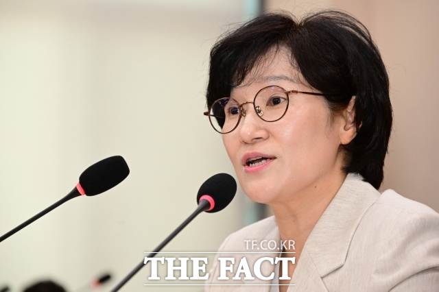 원민경 여성가족부 신임 장관은 10일 취임사에서 강력한 추진력과 책임감을 갖고 국가 혁신의 한 축을 이끌 것이라며 △성차별 개선 △젠더폭력 근절 △다양한 가족 지원 △청소년 보호와 건강한 성장 네 가지 과제를 제시했다./남윤호 기자