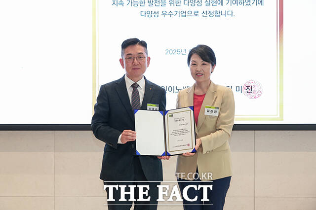 김미진 WIN 회장(오른쪽)과 최홍석 NH투자증권 부장이 기념촬영을 하고 있다.