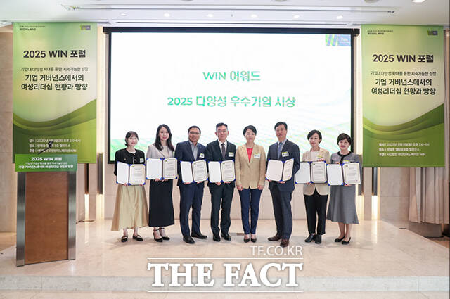 기업 여성임원들로 구성된 사단법인 WIN이 9일 서울 서초구 양재동 엘하우스에서 제8회 WIN 포럼을 열고 다양성 우수기업을 발표한 가운데 김미진 WIN 회장(왼쪽에서 다섯번째)과 회원들이 기념촬영을 하고 있다. (왼쪽부터 이윤희 현대자동차 팀장, 강효주 애경케미칼 팀장, 조민철 유한양행 상무, 최홍석 NH투자증권 부장, 김미진 WIN 회장, 박성춘 한국스탠다드차타드은행 전무, 한정옥 SK이노베이션 부사장, 이흥남 영원무역 사장.) /사단법인 WIN