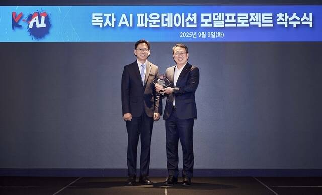 배경훈 과학기술정보통신부장관(왼쪽)이 유영상 SK텔레콤 CEO에게 K-AI 앰블럼이 새겨진 상패를 수여하고 있다. /SKT