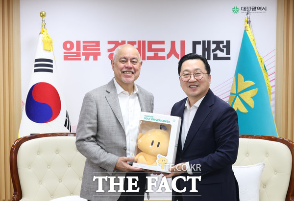 데이비드 플로스 바이오센추리 대표가 9일 이장우 대전시장을 만나 면담을 가졌다./대전시