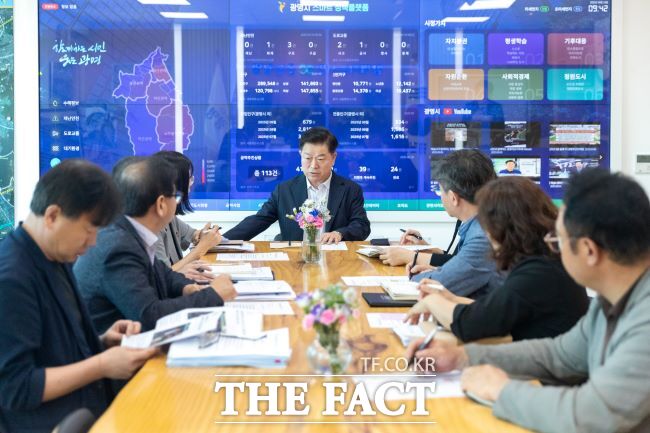 박승원 광명시장이 아동 보호 강화 긴급회의를 소집해 광명안전단(가칭) 구성을 지시하고 있다./광명시