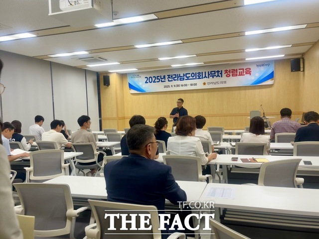 전남도의회가 의회사무처 직원을 대상으로 반부패 청렴교육을 실시하고 있다./전남도의회