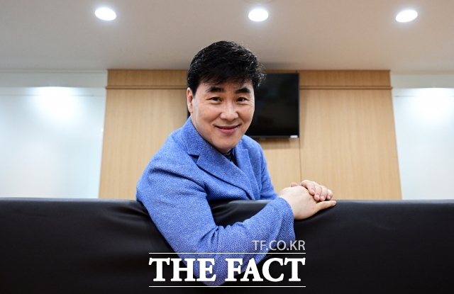 가수 김종찬(65)이 오는 10월5일 KBS1 음악 프로그램 열린음악회 무대를 통해 드라마틱한 컴백을 예고했다. 대중가수로서 음원을 낸 건 30년만이고, 방송 출연은 97년에 이후 28년만이다. /임영무 기자