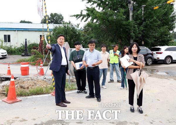 여성용 대전 유성구의회 의원(부의장, 왼쪽)이 10일 숙원사업이었던 대정동 671-7번지 일원 도로개선공사 현장을 찾아 지역주민들의 안전하고 쾌적한 보행환경 조성을 당부하고 있다./유성구의회