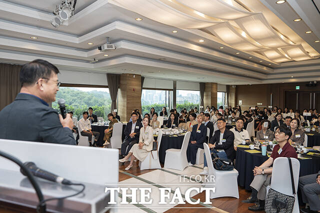 박두환 롯데지주 HR혁신실장이 기업 주제강연을 하고 있다.