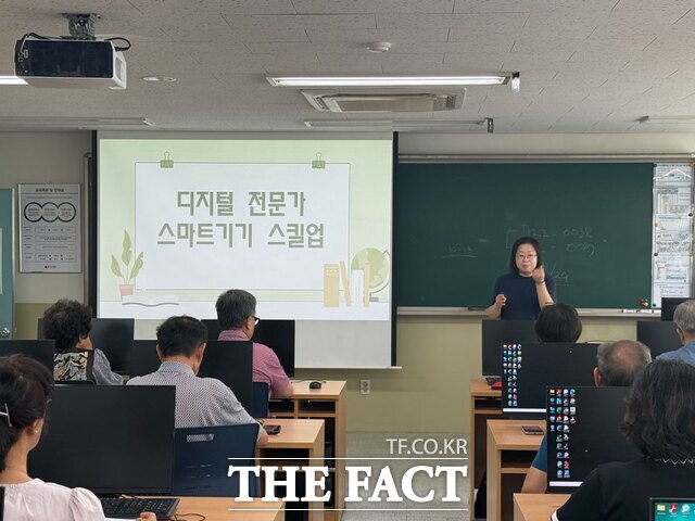건양사이버대 평생교육원에서 지역민을 대상으로 디지털 역량 강화교육을 진행하고 있다. /건양사이버대