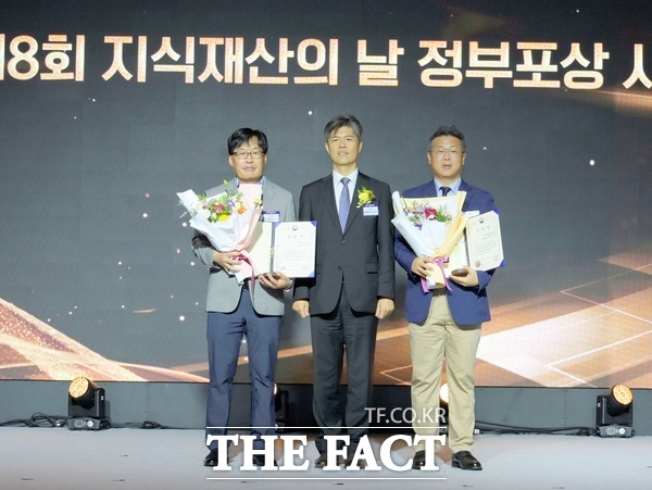 이승우 대전도시공사 환경바이오사업소 차장(사진 왼쪽)이 국가지식재산위원회 주최로 지난 4일 서울 엘타워에서 열린 제8회 지식재산의 날 기념행사에서 특허청장상을 수상했다./대전도시공사