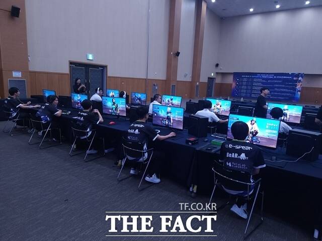 지난해 개최한 이스포츠 친선 교류전에 일본 구마모토현 치하라다이 고등학생들이 참가해 실력을 겨루고 있다. /충남도