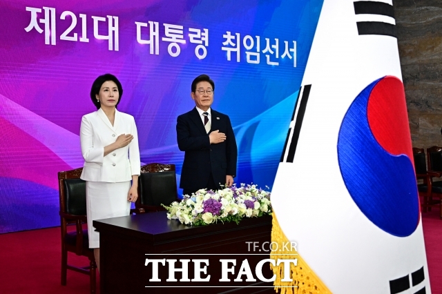 이재명 대통령 부부가 지난 6월 4일 서울 여의도 국회 로텐더홀에서 열린 취임선서에 앞서 국민의례를 하고 있다. /배정한 기자