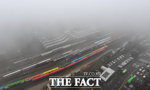 11일에도 낮 최고기온 32도에 이르는 늦더위가 기승을 부리면서 일교차가 10도 안팎까지 벌어질 전망이다. 새벽부터 아침까지는 짙은 안개가 낄 예정이라 출근길 안전에 주의가 요구된다. /더팩트 DB