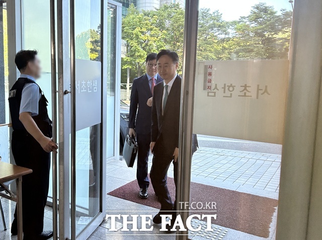 신범철 전 국방부 차관이 10일 오전 서울 서초구 채상병특검 사무실에 출석하고 있다. /김해인 기자