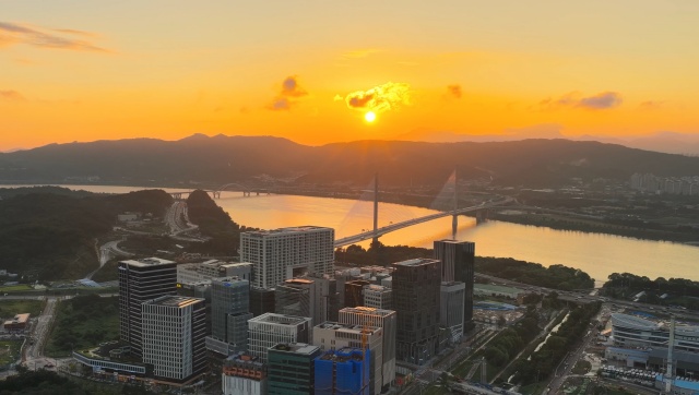 강동구가 강동 리버 그린웨이 추진에 본격 나선다. 사진은 고덕토평대교에서 바라본 한강변 석양. /강동구