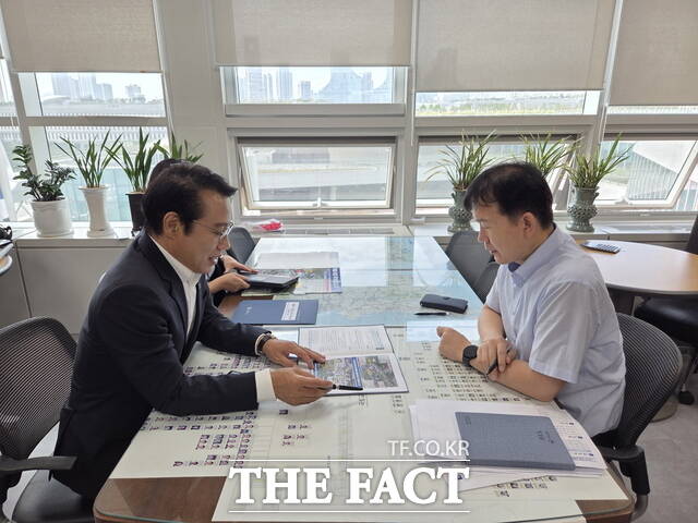 10일 기획재정부를 찾은 최경식 전북 남원시장이 최용호 기획재정부 국토교통예산과장을 만나 미래 드론사업 거점 도시로의 도약 필요성과 국제대회 유치 효과를 설명하고 있다. /남원시