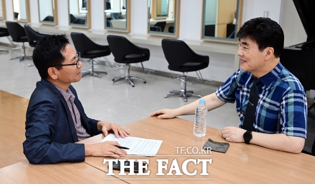 제 노래가 다시 누군가의 삶에 작은 힘이 되길 바란다. 30년 만에 신곡을 내고 컴백하는 가수 김종찬이 9일 오후 서울 여의도 KBS본관에서 <더팩트> 취재진과 인터뷰를 갖고 있다. /임영무 기자