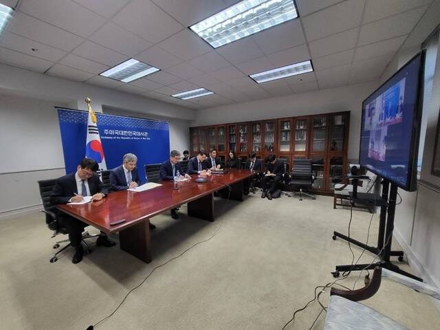 조 장관은 이날 현지 외교부 현장대책반과 화상회의도 가졌다. 구금된 한국인 근로자들은 현지시간으로 10일 오후 2시 30분(한국시간 11일 오전 3시 30분) 전세기를 타고 귀국할 것으로 전해진다. /외교부