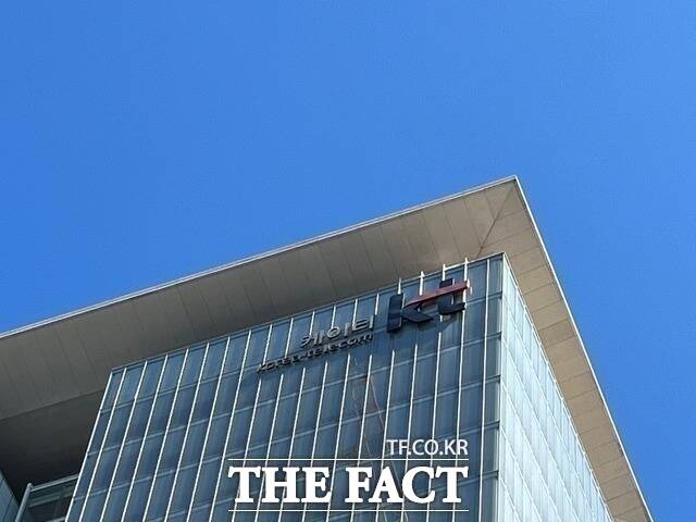 KT 무단 소액결제 피해 사건을 수사하고 있는 경기남부경찰청이 9일 오후 6시 기준 피해신고 124건이 접수됐고 8060만원의 피해가 발생한 것으로 파악됐다고 밝혔다. 사진은 KT 전경. /더팩트 DB