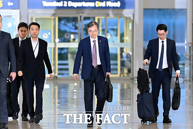 조현 외교부 장관이 미국 이민 당국의 불법체류 단속으로 구금된 한국인 300여 명의 석방 절차를 마무리하고 유사 사태 재발을 막기 위해 지난 8일 오후 인천국제공항 제2터미널을 통해 미국으로 출국하고 있다. /남용희 기자