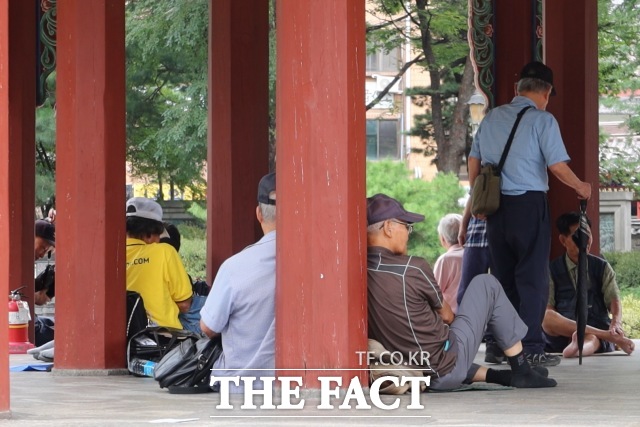 지난 9일 서울 종로구 탑골공원 팔각정에서 노인들이 자리에 앉아 쉬고 있다. /탑골공원=이상빈 기자