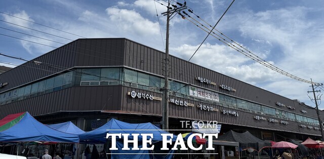 예산역전 시장 시설현대화 사업 후 시장 와관이 깨끗하게 탈바꿈됐다. /예산군.