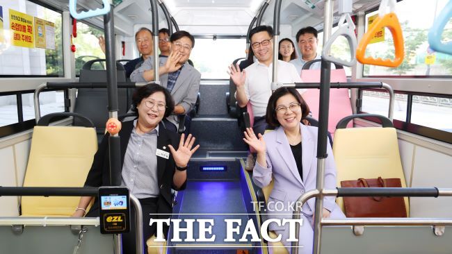 김보라 안성시장(사진 맨앞 오른쪽)이 10일 개통을 앞둔 90번 시내버스에서 기념 촬영을 하고 있다./안성시