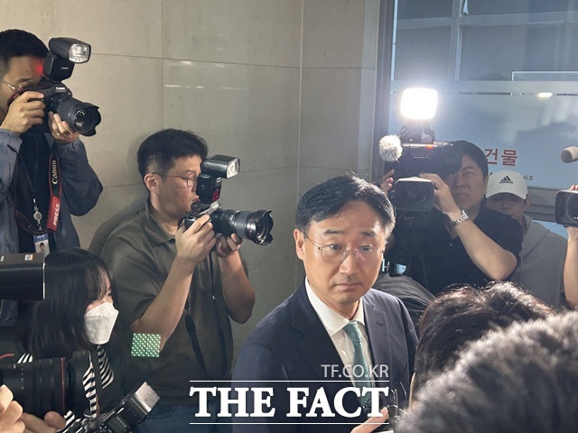 신범철 전 국방부 차관이 10일 오전 서울 서초구 채상병특검 사무실에 출석하며 취재진 질의를 듣고 있다. /김해인 기자