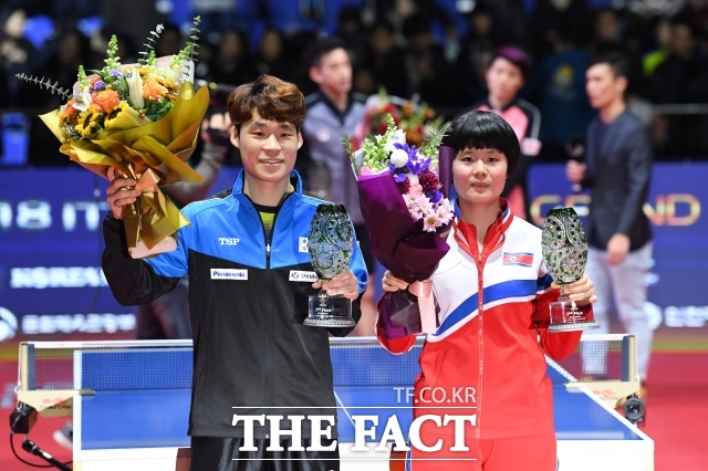 영화 코리아가 말해주듯 탁구는 남북 스포츠교류의 상징으로 통한다. 남북 단일팀의 혼합복식이 화제를 모은 적도 있다. 2018 코리아 오픈에서 한국의 장우진과 북한의 차효심이 한 조를 이뤄 중국을 꺾고 혼합복식 우승을 달성한 바 있다. 사진은 준우승을 기록한 2018 인천 ITTF 그랜드 파이널스의 시상식 모습. / 더팩트DB