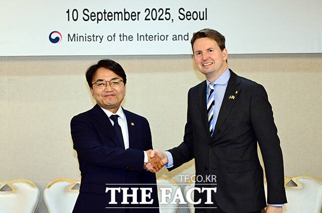 김광용 행정안전부 재난안전본부장(왼쪽)이 10일 오전 서울 종로구 정부서울청사에서 요한 베르그렌 스웨덴 국방부 민방위 차관과 면담을 앞두고 기념촬영을 하고 있다. /임영무 기자