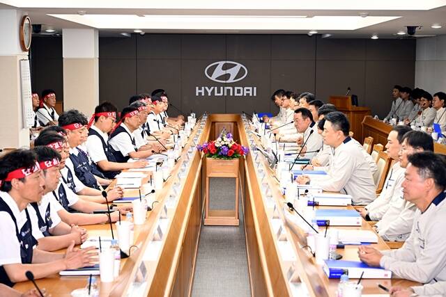 현대자동차 노사는 전날 울산공장 본관에서 열린 20차 임단협 교섭에서 이동석 대표이사와 문용문 노조 지부장 등 노사 교섭대표가 참석한 가운데 2025 임금 및 단체협약 잠정합의안을 마련했다. /현대차