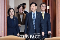  미소 지으며 회의 입장하는 구윤철-송미령-전재수-한성숙 [포토]