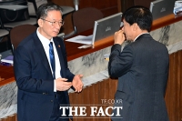  대화하는 정성호·이성윤 [포토]
