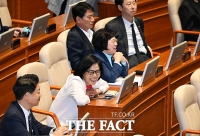  송언석 원내대표 연설 들으며 웃는 최민희 의원 [포토]