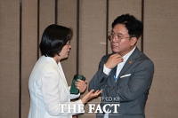  본회의 앞두고 대화하는 김영훈·정혜경 [포토]