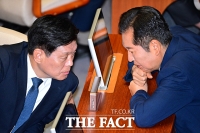  대화하는 정청래·조승래 [포토]