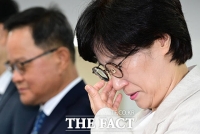  취임식 도중 눈물 흘리는 원민경 신임 여성가족부 장관 [포토]