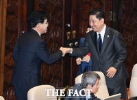  연설 앞두고 김병기와 인사하는 송언석 [포토]