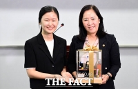  집무실 피규어 선물 받고 활짝 웃는 신영숙 여성가족부 차관 [포토]
