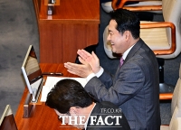  송언석 연설 들으며 박수치는 장동혁 대표 [포토]