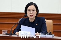  성장전략TF 회의에서 발언하는 한성숙 중기부 장관 [포토]