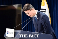  머리숙여 인사하는 류제명 과학기술정보통신부 제2차관 [포토]