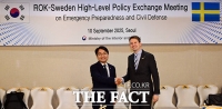  스웨덴 민방위 차관과 인사하는 김광용 재난안전본부장 [포토]