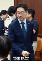  성장전략TF 겸 산업경쟁력강화 관계장관회의 참석하는 김경수 위원장 [포토]