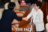  본회의 참석한 원민경 신임 여가부 장관 [포토]