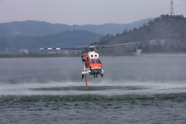 KAI(한국항공우주산업)가 1312억원 규모 산불 진화용 헬기 공급 계약을 산림청과 맺었다. 최대 2.5톤까지 물을 담을 수 있는 수리온 산불진화 헬기. /KAI