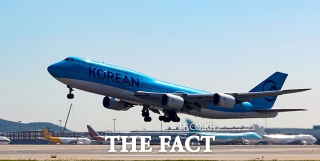 미국 이민 당국의 단속으로 구금된 한국인 대부분이 11일(현지시간) 귀국길에 오를 것으로 보인다. 구금 국민은 총 317명으로 이 중 1명만 귀국하지 않고 남을 전망이다. 이로써 사태가 봉합 수순에 접어드는 것이란 관측이 나온다. 사진은 대한항공 B747-8i 귀환 전세기가 10일 오전 인천국제공항에서 이륙한 모습. /뉴시스