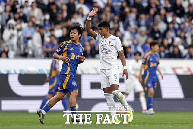 올 시즌 세 번째 동해안 더비를 펼치는 포항과 울산 경기./K리그