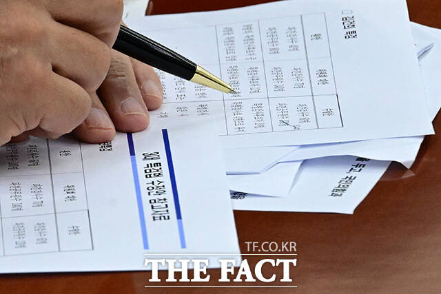 문진석 더불어민주당 원내수석부대표가 11일 오전 서울 여의도 국회에서 열린 정책조정회의에서 김건희 특검 수정안의 파견공무원수 100명을 120으로 수정하고 있다. /국회=남윤호 기자