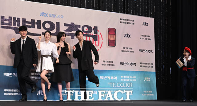 박경림이 극 중 주인공의 직업인 버스 안내양 차림으로 포토타임을 진행하며 출연자들의 포즈를 유도하고 있다.